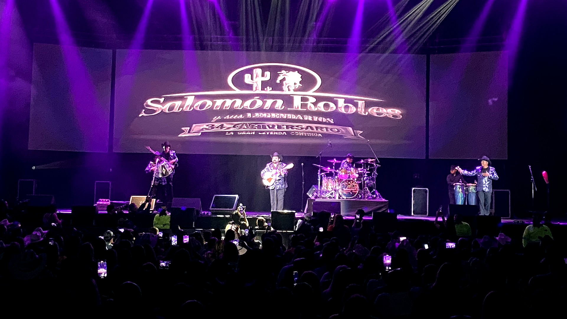 Salomón Robles celebra a lo regio su 34 aniversario